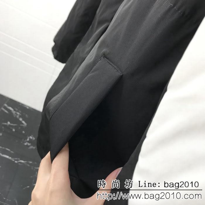 CHANEL香奈兒 高品質90鵝絨系列 18ss新款 惡搞字母印花羽絨服 高版本 舒適保暖 男女同款 ydi2302
